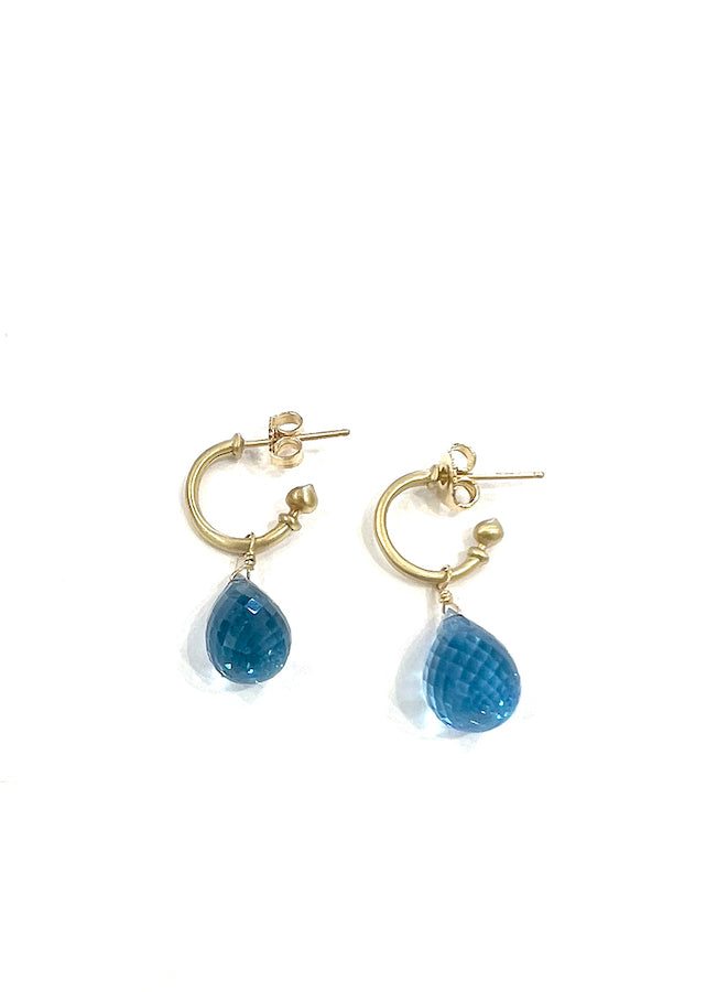 Loop earrings in 18K gold in a matte finish with an aquamarine briolet.